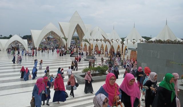Suasana Hari Biasa Masjid Raya Al Jabbar Bandung