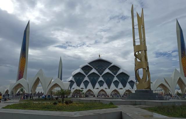 Wali Kota Bandung Harapkan Tarif Parkir di Masjid Raya Al-Jabbar Lebih Murah Wali Kota Bandung Harapkan Tarif Parkir di Masjid Raya Al-Jabbar Lebih Murah