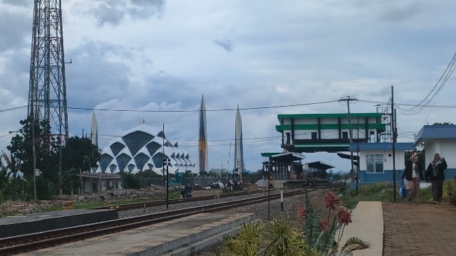 Cara Berkunjung ke Masjid Raya Al Jabbar Naik Kereta Api
