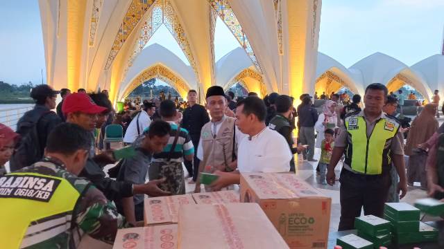 Masjid Raya Al Jabbar Siapkan 4 Ribu Takjil Tiap Hari Selama Ramadhan