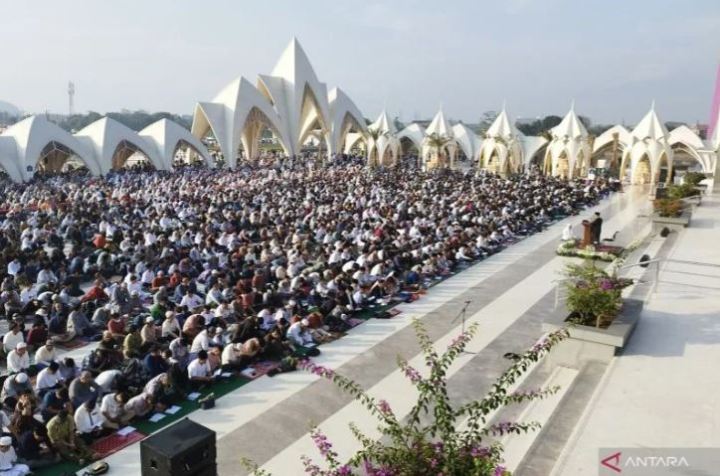 Ribuan Orang Shalat Idul Fitri 1444 H di Masjid Raya Al Jabbar
