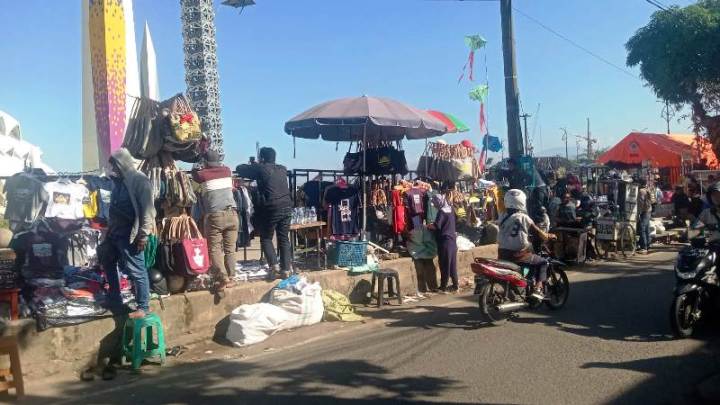 Pemkot Bandung Tidak Tegas PKL Masjid Raya Al Jabbar