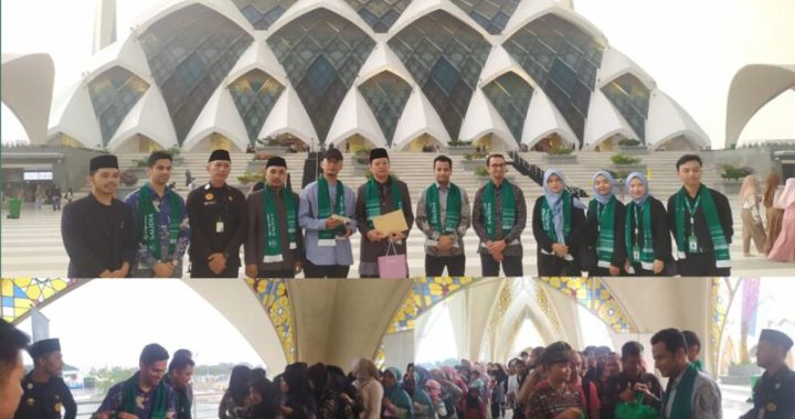 Saudia Airlines Bagikan Paket Takjil di Masjid Raya Al Jabbar