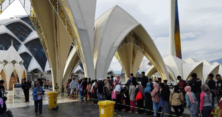 Masjid Raya Al Jabbar Sediakan Takjil Gratis Selama Ramadhan